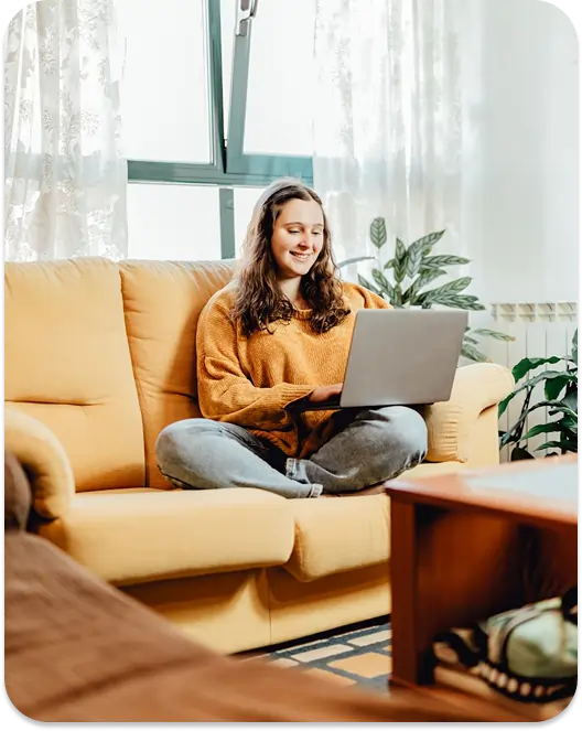 Persona utilizando laptop para inversiones con Gecko